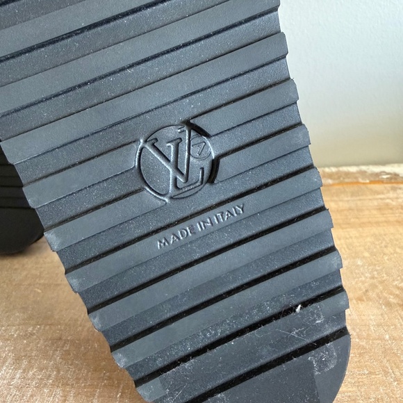 Louis Vuitton Lambskin Monogram Embossed Paseo Flat Comfort Sandals | NWOT | 38 - Picture 9 of 9